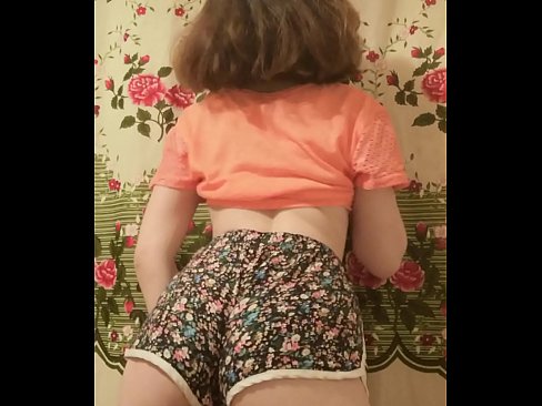 ❤️ سيڪسي نوجوان بيبي پنهنجي شارٽس کي ڪئميرا تي هٽائيندي ☑ ❤